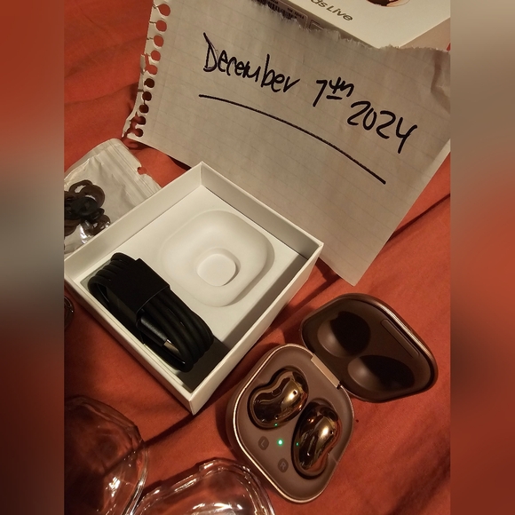 Samsung Galaxy Buds Live (Gold) - Picture 8 of 8